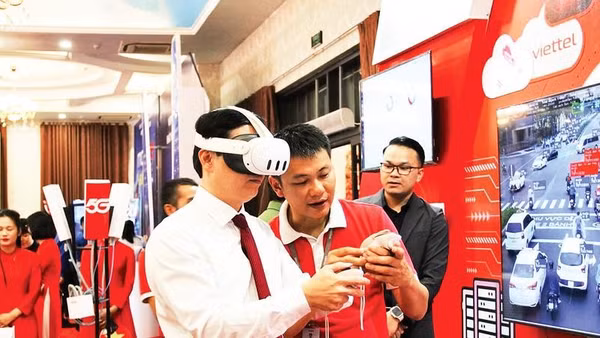 Lãnh đạo Ủy ban Mặt trận Tổ quốc tỉnh trải nghiệm công nghệ thực tế ảo. (Ảnh HOÀNG VƯƠNG)