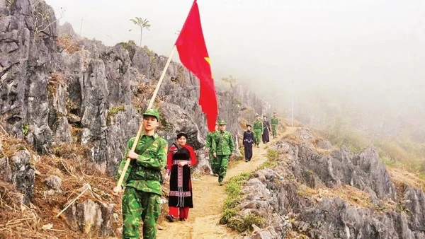 Cán bộ, chiến sĩ Đồn Biên phòng Xuân Trường cùng người dân tuần tra bảo vệ biên giới.