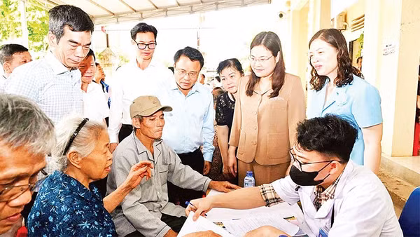 Khám tư vấn sức khỏe cho người dân tại xã Phú Long, tỉnh Ninh Bình.
