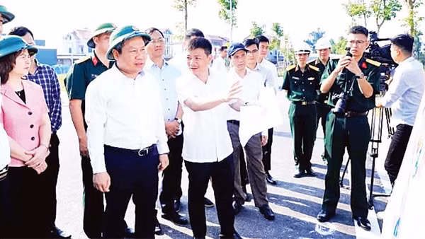 Chủ tịch Ủy ban nhân dân thành phố Hà Nội Vũ Đại Thắng nghe báo cáo về tình hình triển khai dự án đầu tư khu đô thị đa mục tiêu tại xã Thư Lâm và xã Đông Anh (Ảnh VIẾT THÀNH)
