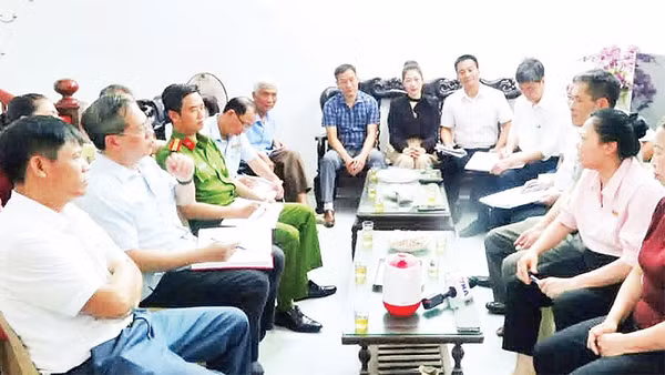 Mô hình "Uống trà nghe dân nói" đang được Hội đồng nhân dân xã Vũ Thư (tỉnh Hưng Yên) triển khai thực chất, hiệu quả.