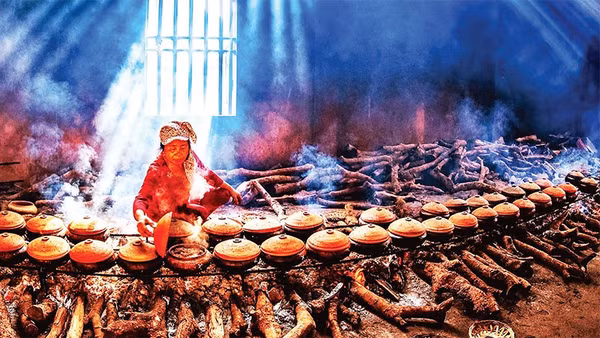 Những niêu cá kho Nhân Hậu chuẩn bị hoàn thành.