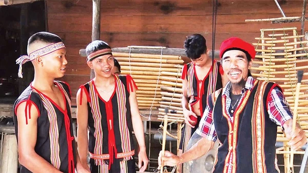 Nghệ nhân Ưu tú A Thui (bên phải) tận tình truyền dạy nhạc cụ dân gian cho thế hệ trẻ.