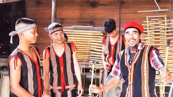 Nghệ nhân Ưu tú A Thui (bên phải) tận tình truyền dạy nhạc cụ dân gian cho thế hệ trẻ.