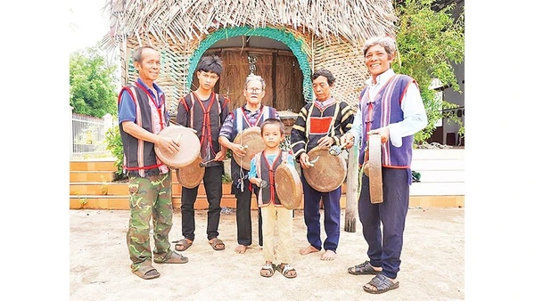 Già Siu Klah (giữa) và các thành viên Câu lạc bộ cồng chiêng làng Dek. (Ảnh ĐỒNG LAI)