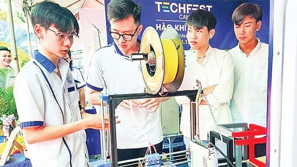 Giới thiệu sản phẩm tại một sự kiện khởi nghiệp, đổi mới sáng tạo tại Cần Thơ.