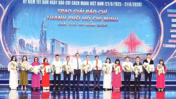 Trao giải cho các tác phẩm ở nhóm chủ đề phỏng vấn, tường thuật, ghi nhanh tại Lễ trao Giải Báo chí Thành phố Hồ Chí Minh lần thứ 44 (Ảnh MẠNH HẢO)