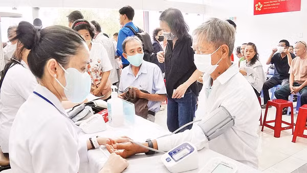 Khám sức khỏe cho người cao tuổi tại phường Xuân Hòa.