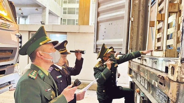 Các lực lượng chức năng ở Cửa khẩu quốc tế Cầu Treo kiểm tra hàng hóa thông quan.