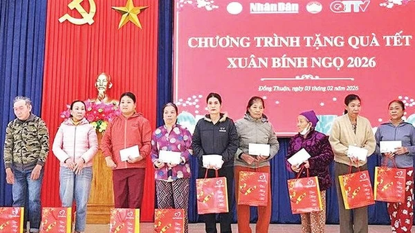 Những suất quà Tết ấm áp, yêu thương đến với những hoàn cảnh khó khăn ở phường Đồng Thuận, tỉnh Quảng Trị.