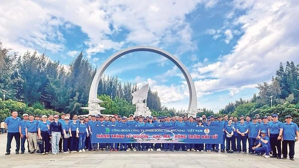 Người lao động Công ty TNHH Đóng tàu HD Hyundai Việt Nam viếng Khu Tưởng niệm chiến sĩ Gạc Ma. (Ảnh THÁI VŨ)