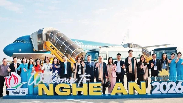 Đón du khách và chuyến bay đầu tiên ngay sau khi hoàn thành việc nâng cấp Cảng hàng không quốc tế Vinh.