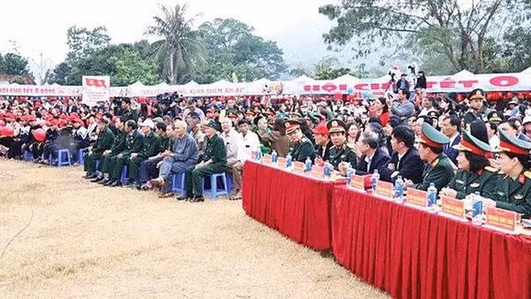 Đông đảo nhân dân đến tham dự chương trình. (Ảnh ĐÌNH PHƯỢNG)