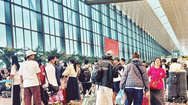 Hành khách tại nhà ga T3 sân bay Tân Sơn Nhất dịp cận Tết.