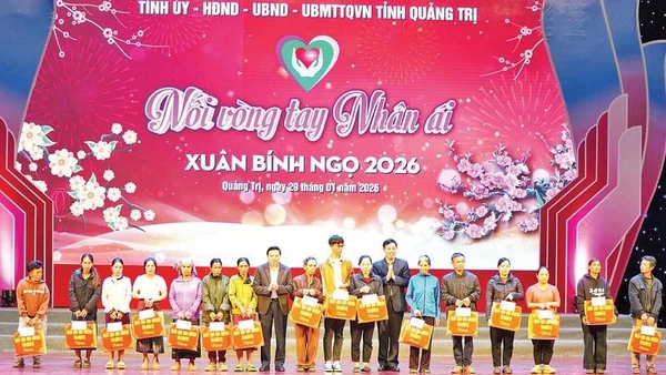 Các đồng chí lãnh đạo tỉnh Quảng Trị tặng quà Tết cho hộ nghèo tại chương trình “Nối vòng tay nhân ái”.