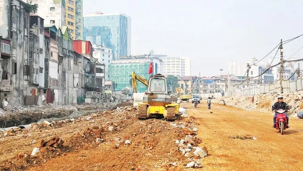 Đường Vành đai 1 (đoạn Hoàng Cầu - Voi Phục) đang hình thành. (Ảnh QUỐC TOẢN)