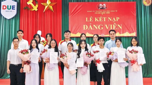 Nhiều sinh viên đã được kết nạp Đảng, hiện đang sinh hoạt tại Chi bộ Sinh viên của Trường đại học Kinh tế.