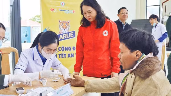 Khám bệnh miễn phí cho người dân miền núi xã Tây Giang trong Chương trình Tết nhân ái.