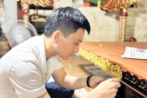 Nguyễn Phú Chiến tìm thị trường cho sản phẩm truyền thống qua mạng xã hội.