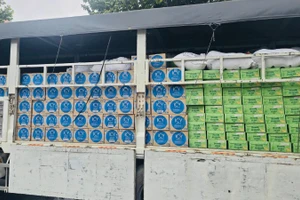 Hàng trăm nghìn sản phẩm dinh dưỡng bao gồm sữa và nước uống Vinamilk đã được chất đầy xe chuẩn bị đến với bà con vùng lũ. (Ảnh: Vi Nam)