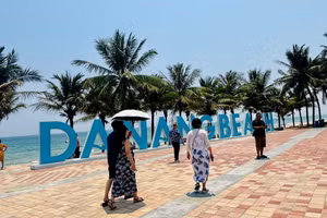 Du khách đi dạo tại thành phố biển Đà Nẵng. (Ảnh: NGỌC BÍCH)