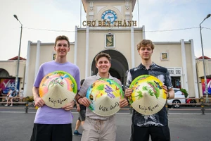 Du khách Đức thăm Thành phố Hồ Chí Minh. (Ảnh: THÀNH ĐẠT)