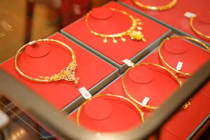 Giá vàng ngày 23/3: Chưa dừng đà “lao dốc”, giá vàng trong nước xuống mức 169 triệu đồng/lượng