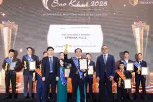 Ông Đặng Công Hoàn, Phó Tổng Giám đốc Ngân hàng TMCP Lộc Phát Việt Nam, đại diện Ngân hàng nhận giải thưởng Sao Khuê 2026.