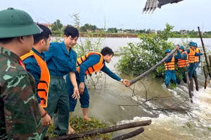 Bộ Chỉ huy Quân sự thành phố Huế đã thành lập hai đoàn công tác trực tiếp về các địa phương bị ảnh hưởng nặng để giúp người dân ứng phó, khắc phục hậu quả. (Ảnh: HOÀNG OANH)