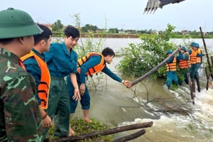 Bộ Chỉ huy Quân sự thành phố Huế đã thành lập hai đoàn công tác trực tiếp về các địa phương bị ảnh hưởng nặng để giúp người dân ứng phó, khắc phục hậu quả. (Ảnh: HOÀNG OANH)