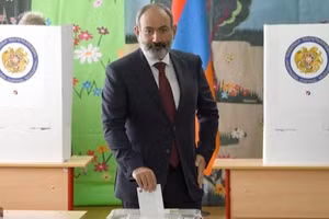 Thủ tướng Armenia Nikol Pashinyan bỏ phiếu tại một địa điểm bầu cử ở Yerevan, ngày 20/6/2021. (Ảnh minh họa: AFP/TTXVN)