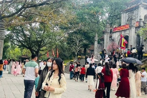 Thời tiết thuận lợi cho người dân du xuân.