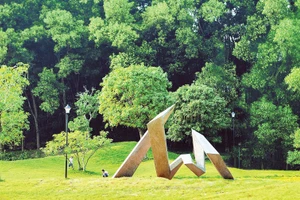 Phạm Bảo Sơn, Bình, thép không gỉ, 210x320x160cm, 570kg, 2015, tại Bảo tàng Nghệ thuật đương đại Flamingo. (Ảnh: FCAM)