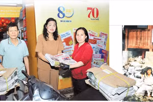 Từ cô bộ đội (ảnh bên phải) chuyển sang làm báo và cho đến bây giờ dù đã bước sang tuổi 79, bà Mai Nhiễu vẫn đam mê phát hành báo. (Ảnh: NVCC)