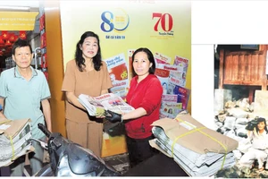 Từ cô bộ đội (ảnh bên phải) chuyển sang làm báo và cho đến bây giờ dù đã bước sang tuổi 79, bà Mai Nhiễu vẫn đam mê phát hành báo. (Ảnh: NVCC)