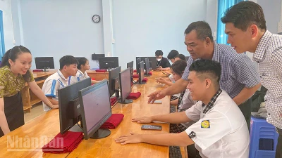 Nhiều thí sinh phấn khởi với điểm thi của mình. 