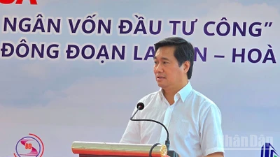 Thứ trưởng Xây dựng Nguyễn Tường Văn phát biểu tại buổi lễ. (Ảnh: ĐÌNH TĂNG)