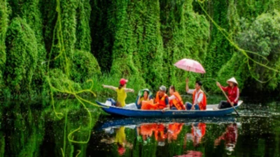 Du khách tham quan, trải nghiệm khu du lịch sinh thái Làng nổi Tân Lập, huyện Mộc Hóa, tỉnh Long An. (Nguồn TTXTDL)