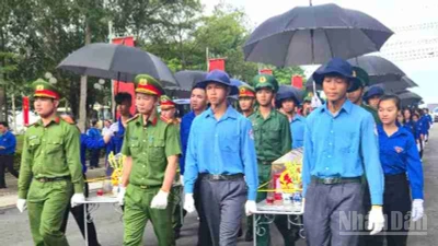 Cán bộ, chiến sĩ và thanh niên tình nguyện đưa hài cốt các Anh hùng liệt sĩ anh dũng hy sinh trên đất bạn Campuchia về nghĩa trang liệt sĩ Vĩnh Hưng - Tân Hưng an táng.