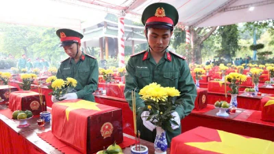 Các chiến sĩ cắm hoa, hương cho các Anh hùng liệt sĩ vừa được quy tập về với đất mẹ. 