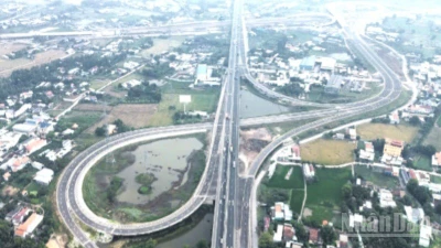 Nút giao đường Vành đai 3 Thành phố Hồ Chí Minh với cao tốc Bến Lức-Long Thành và Thành phố Hồ Chí Minh-Trung Lương. 