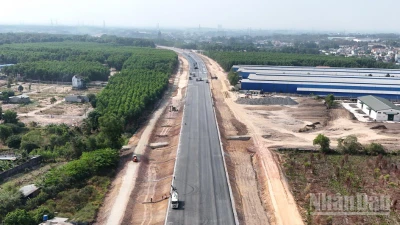 Thi công thảm nhựa dự án cao tốc Biên Hòa-Vũng Tàu, đoạn qua địa bàn tỉnh Đồng Nai.