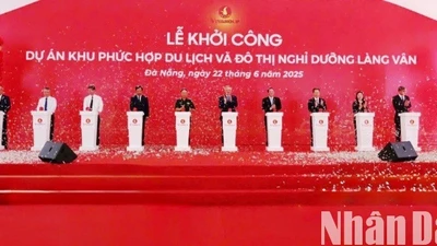Phó Thủ tướng Thường trực Chính phủ Nguyễn Hoà Bình cùng các đại biểu bấm nút khởi công Khu phức hợp du lịch và đô thị nghỉ dưỡng Làng Vân. (ẢNH: ANH ĐÀO)