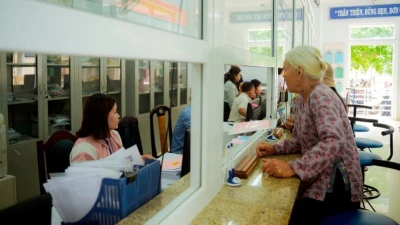 Người dân đến làm thủ tục hành chính tại xã A Lưới 2.