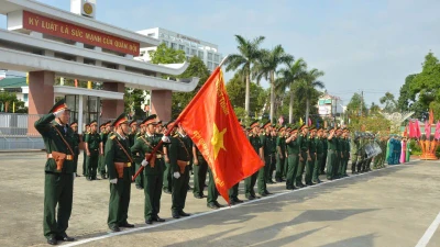Cán bộ, chiến sĩ lực lượng vũ trang tỉnh Quảng Ngãi vững bước dưới Quân kỳ quyết thắng.