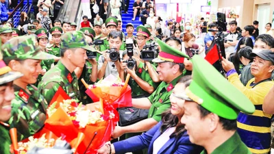 Phóng viên tác nghiệp tại ga Sài Gòn trong lễ tiễn đoàn cán bộ, chiến sĩ lên đường ra Hà Nội tham gia nhiệm vụ diễu binh, diễu hành A80. (Ảnh THẾ ANH)