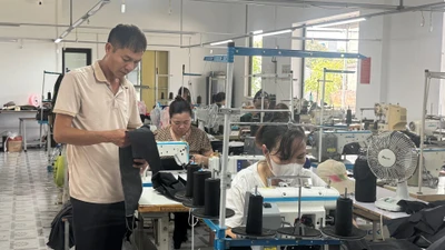 Xưởng may của gia đình anh Nguyễn Văn Hùng (Hưng Yên) tạo việc làm cho nhiều phụ nữ trong thôn xóm.