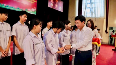 Đại diện Ủy ban Mặt trận Tổ quốc tỉnh Điện Biên trao kinh phí hỗ trợ học sinh có hoàn cảnh khó khăn trước kỳ thi tốt nghiệp trung học phổ thông năm 2025.