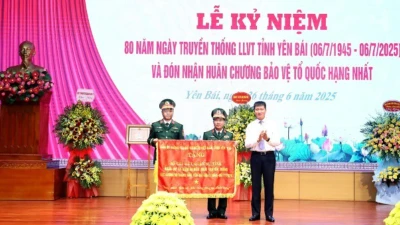 Đồng chí Bí thư Tỉnh ủy Yên Bái Trần Huy Tuấn trao cờ thêu cho Lực lượng vũ trang tỉnh. 