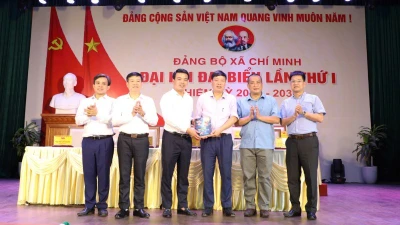 Tập thể lãnh đạo xã Chí Minh (Hưng Yên) đón nhận cuốn sách "Con đường tương lai" từ nhà văn Nguyễn Xuân Tuấn.